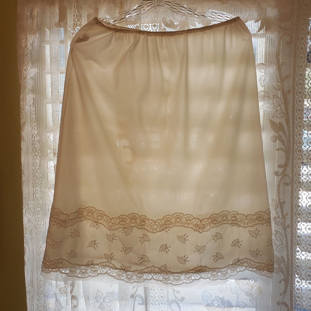 Vintage cream-colored half-slip, size Med-Large.